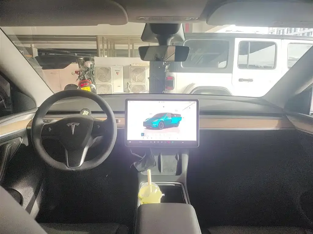 Tesla Model Y — фото 10