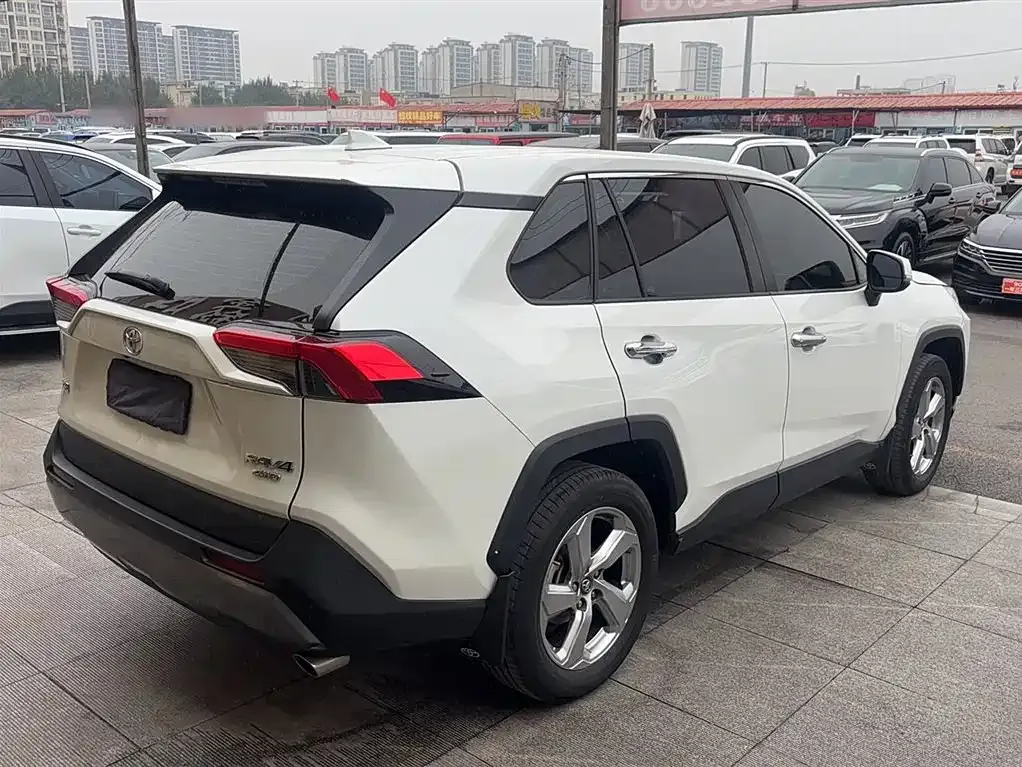Toyota RAV4 — фото 5