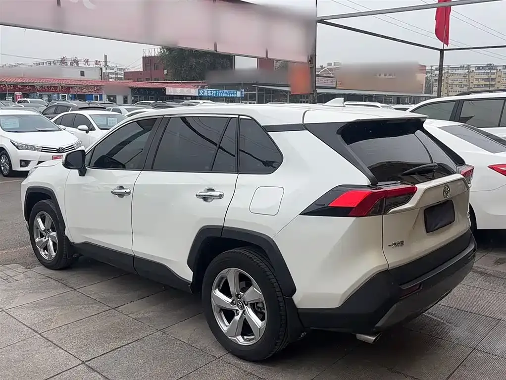 Toyota RAV4 — фото 6