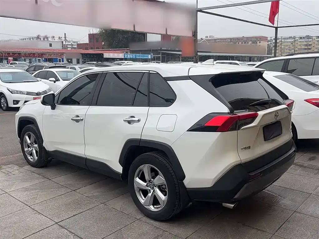 Toyota RAV4 — фото 7