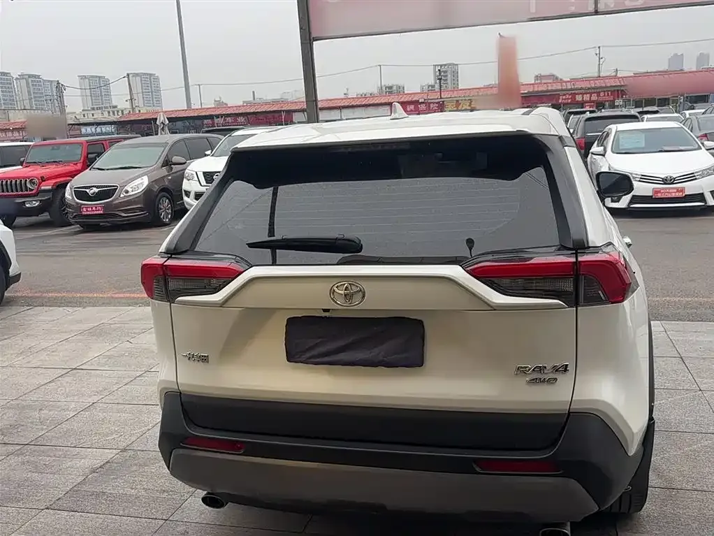 Toyota RAV4 — фото 8