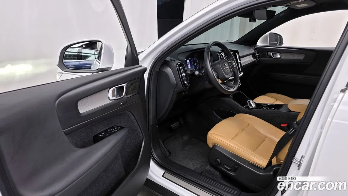 Volvo XC40 — фото 10