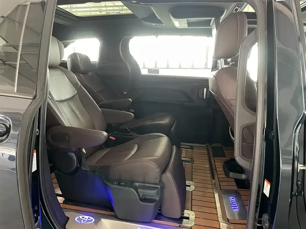 Toyota Granvia 2023 из CN, фото 10
