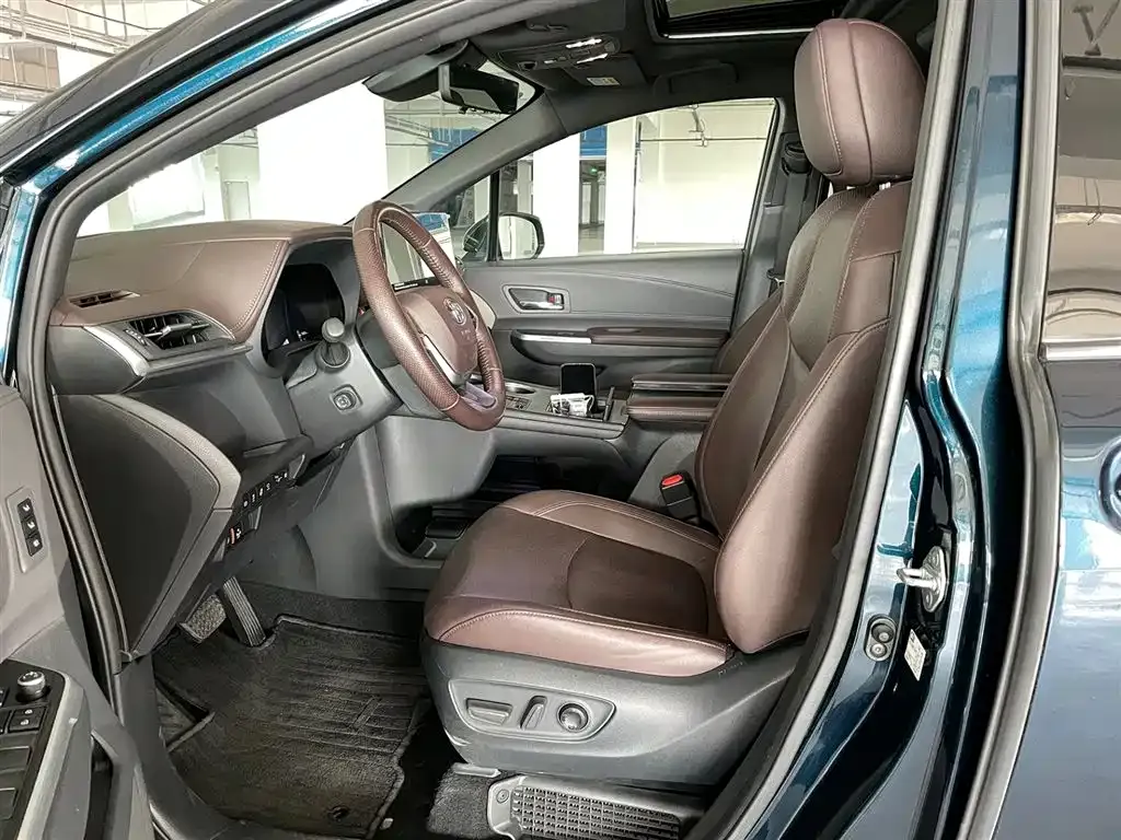 Toyota Granvia 2023 из CN, фото 8