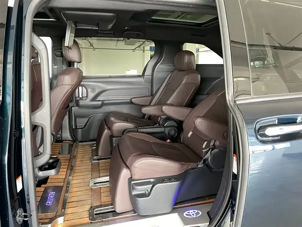 Toyota Granvia 2023 из CN, фото 9