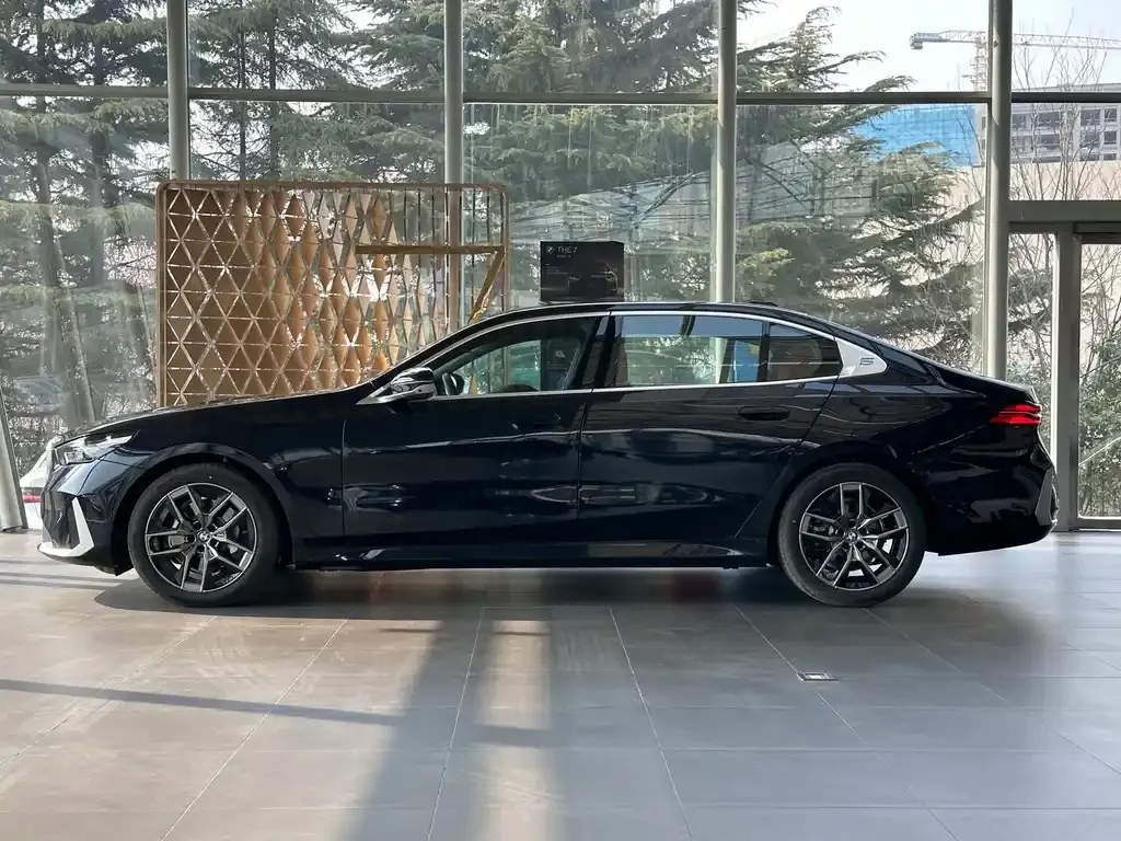 BMW 5 Series 2025 из CN, фото 5