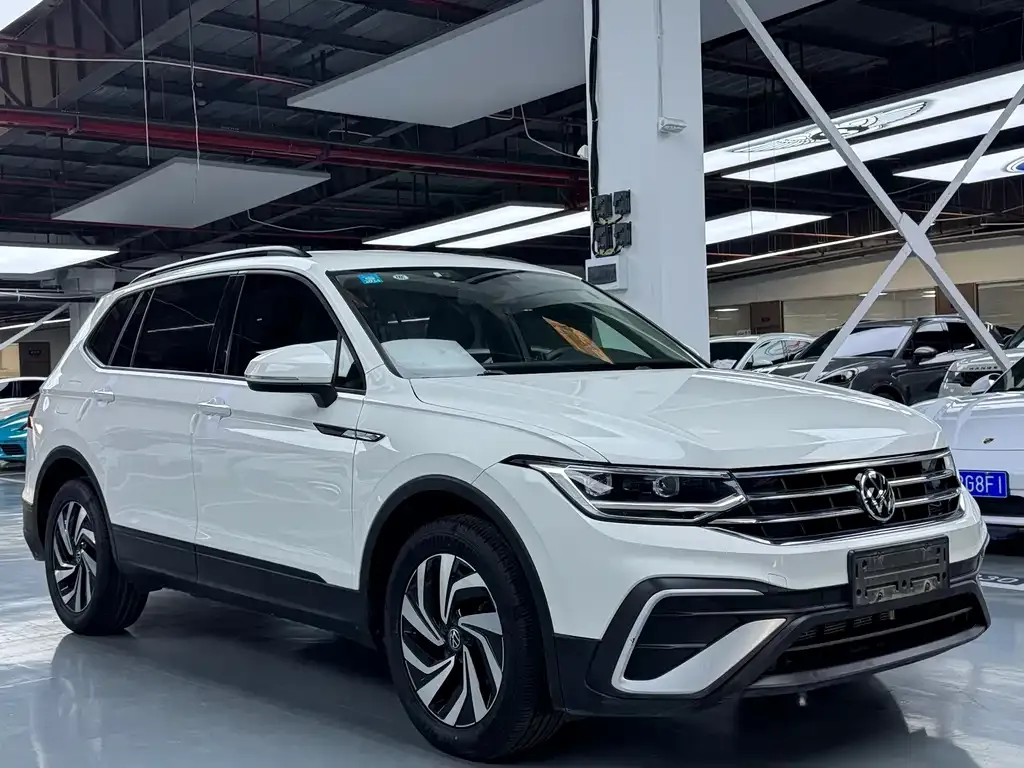 Volkswagen Tiguan L — фото 3
