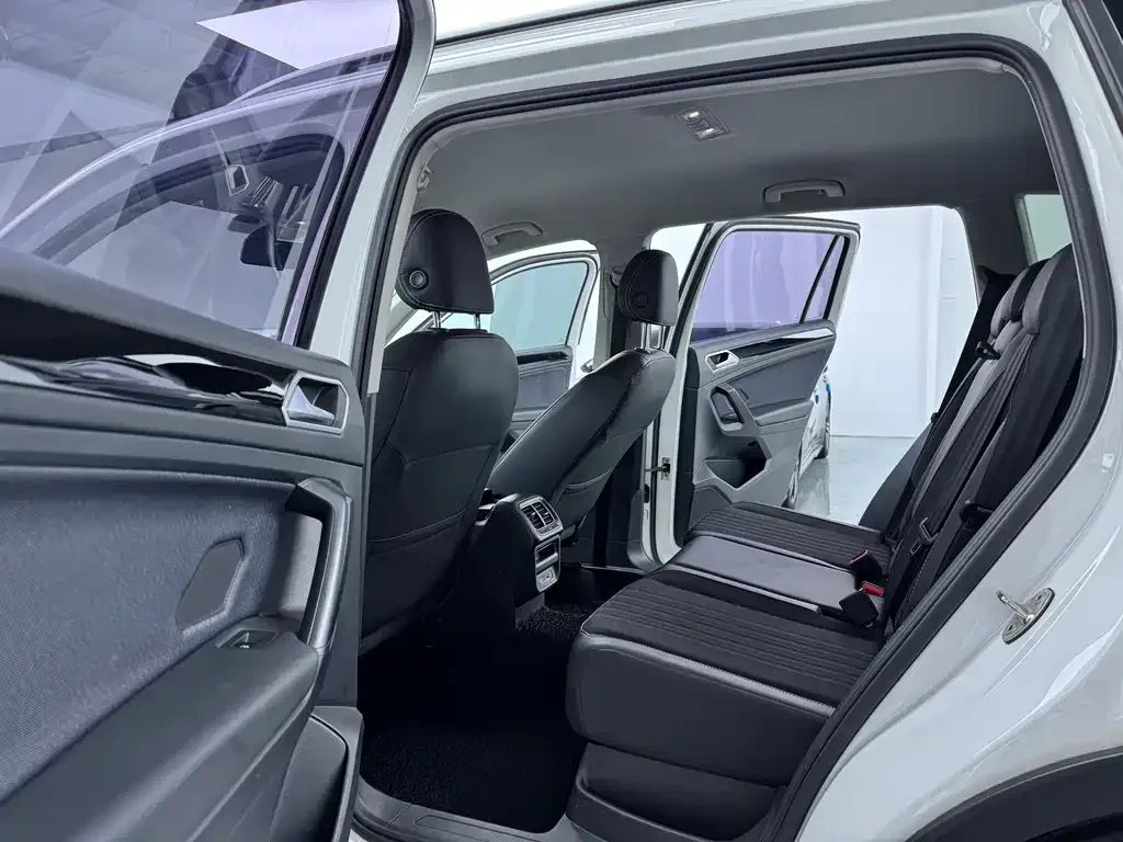 Volkswagen Tiguan L — фото 7