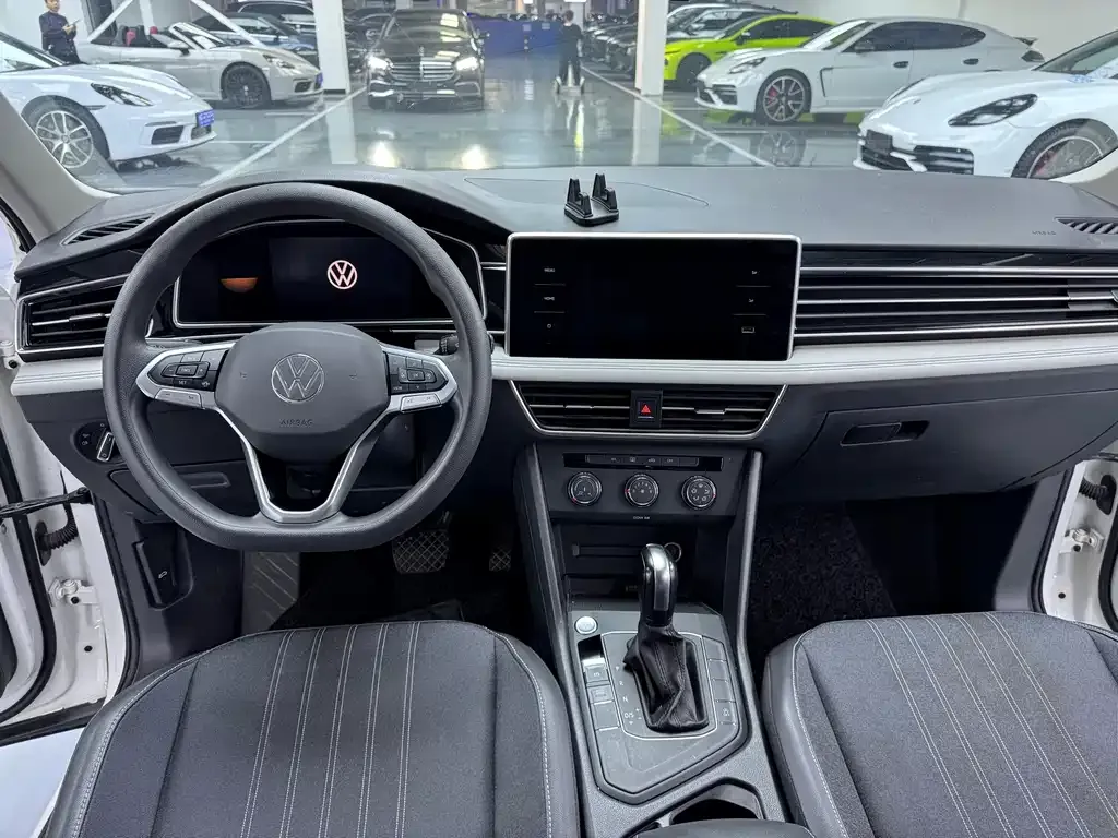 Volkswagen Tiguan L — фото 9