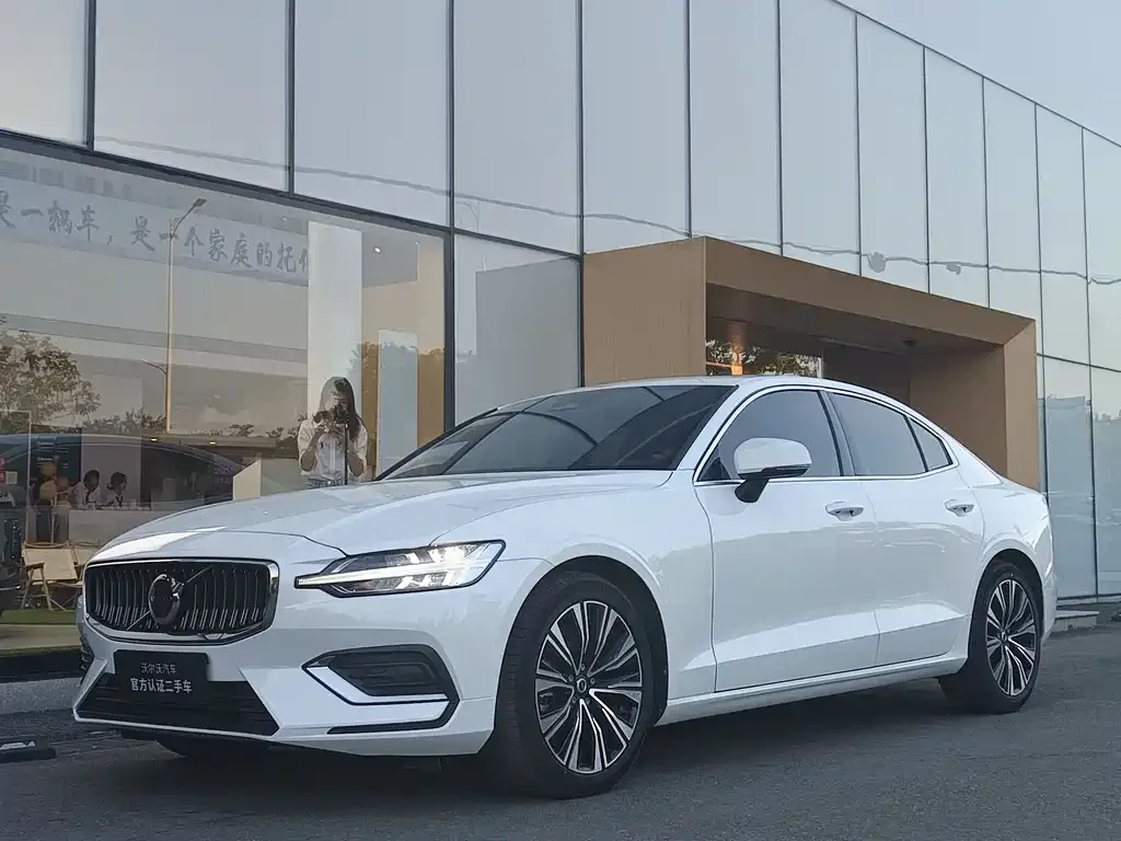Volvo S60 — фото 1