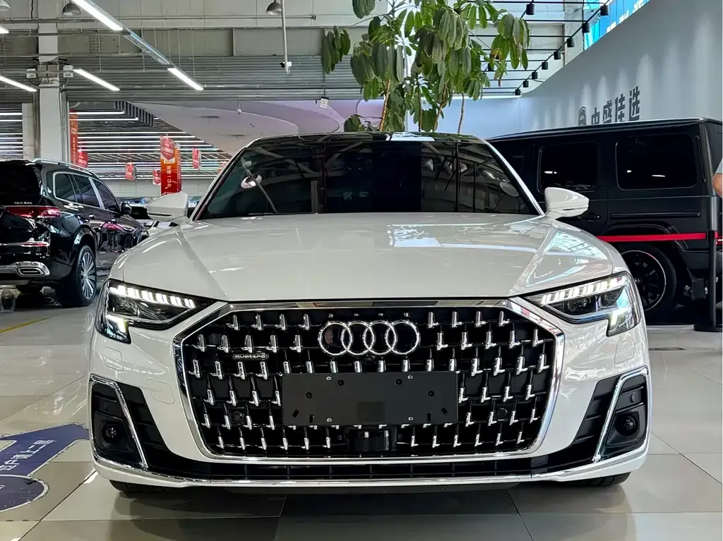 Audi A8 — фото 1