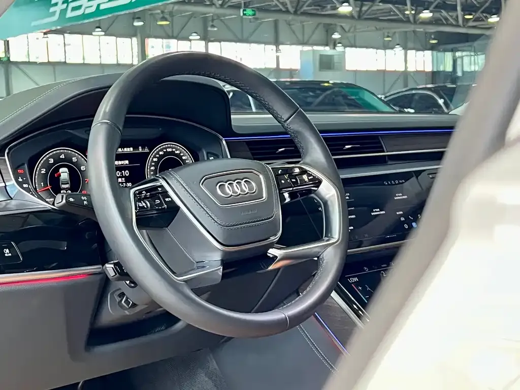 Audi A8 — фото 5