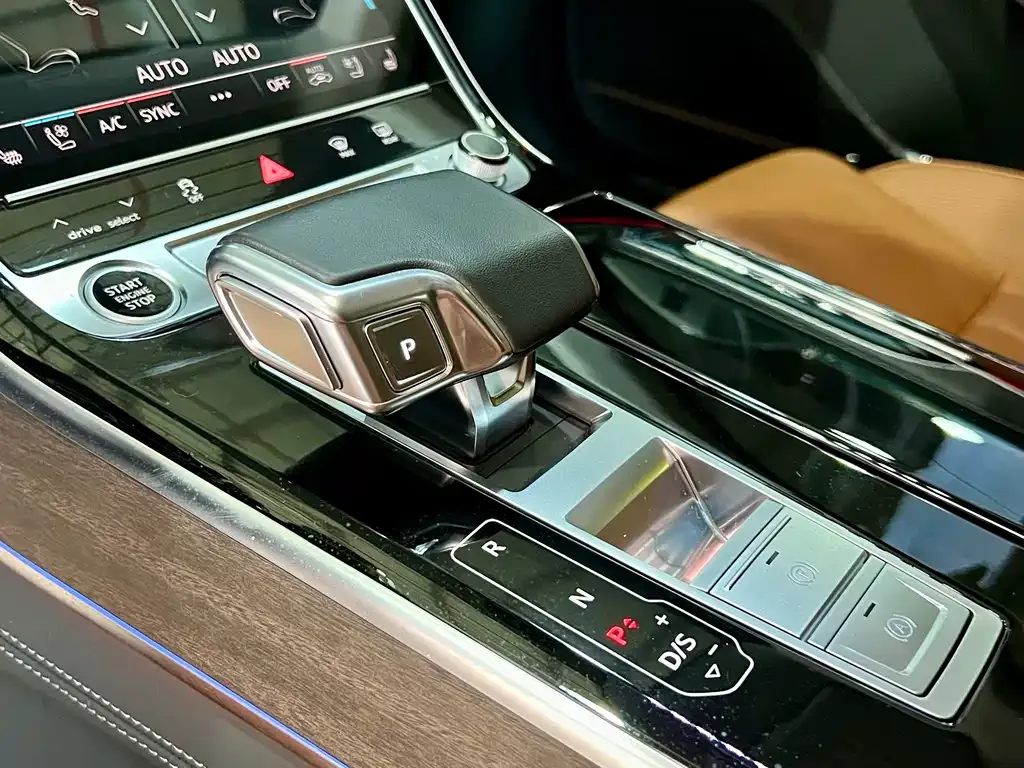 Audi A8 — фото 9