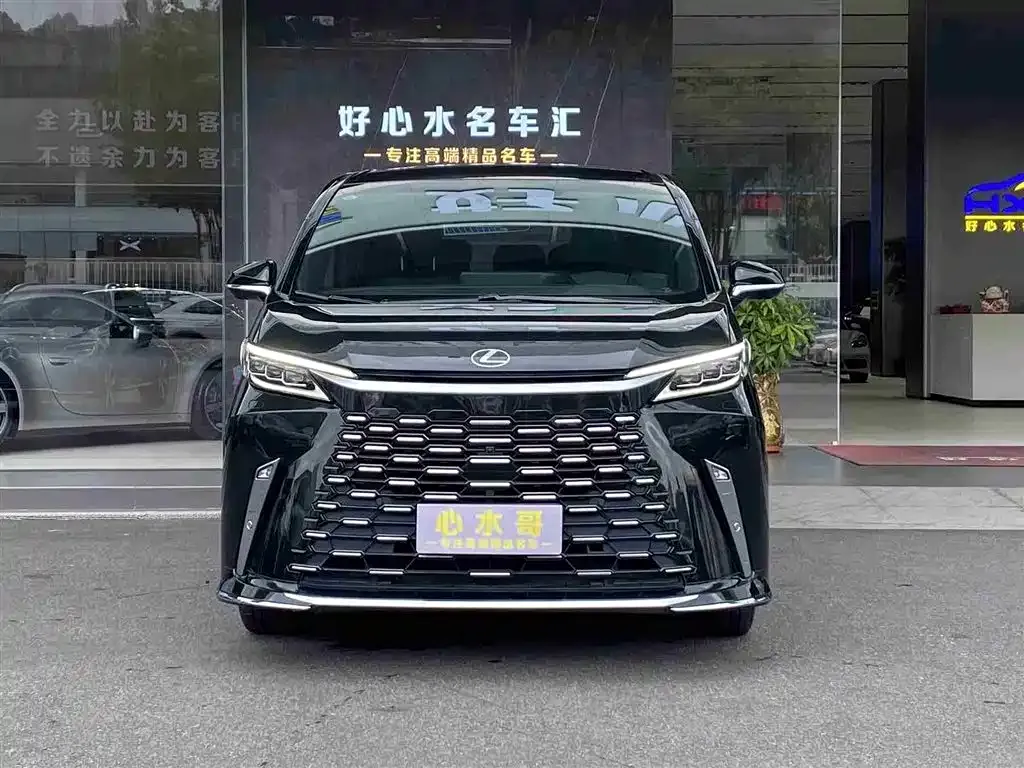 Lexus LM — фото 1