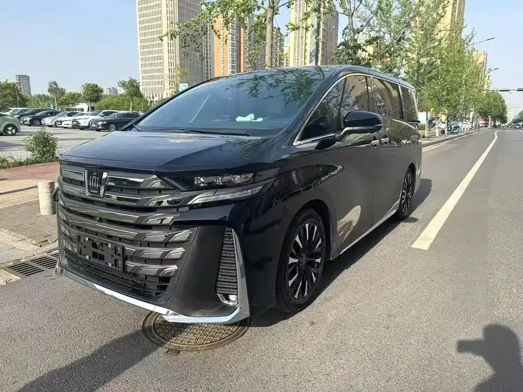 Toyota Vellfire — фото 1