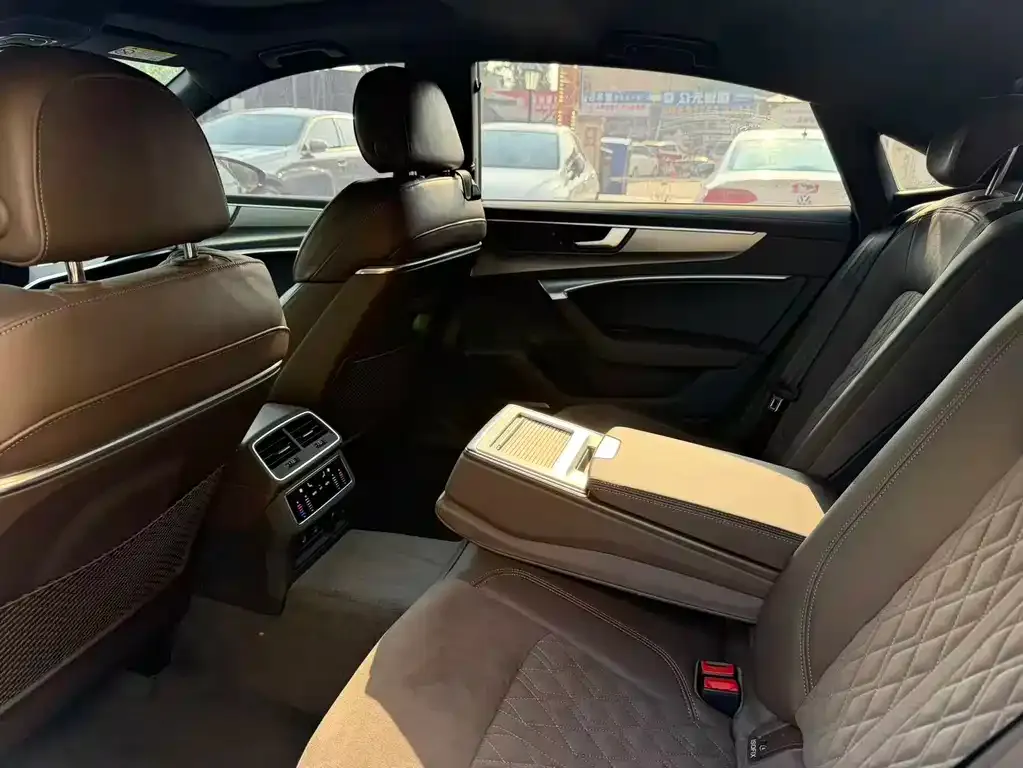 Audi A7L 2023 из CN, фото 7