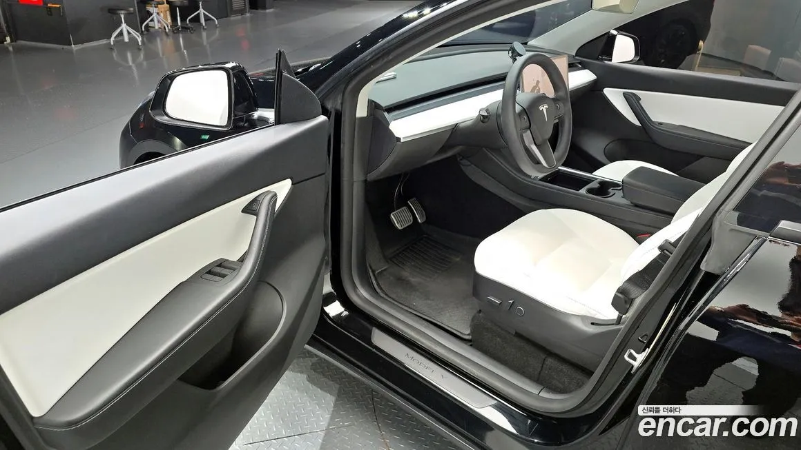 Tesla Model Y — фото 10