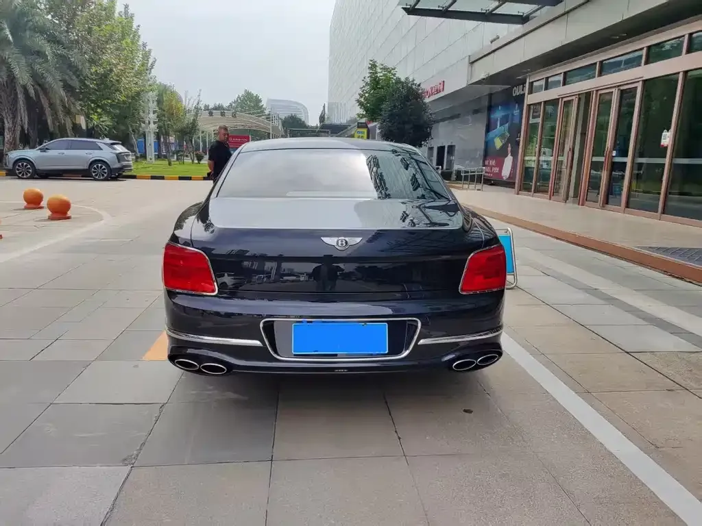 Bentley Flying Spur — фото 3