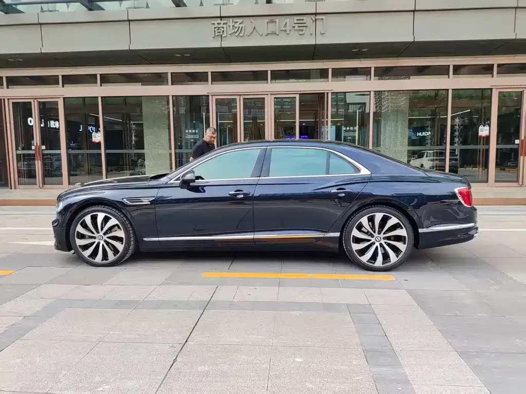 Bentley Flying Spur — фото 4