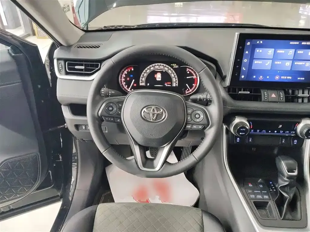 Toyota RAV4 — фото 10