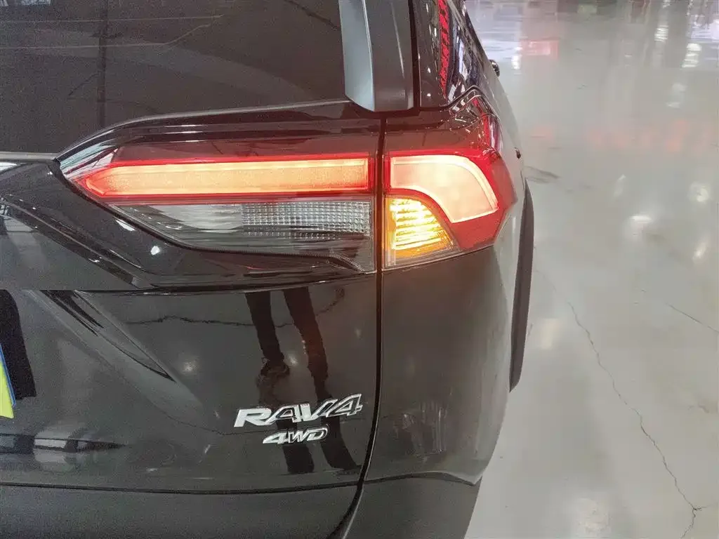 Toyota RAV4 — фото 7