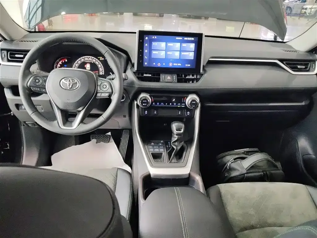 Toyota RAV4 — фото 9
