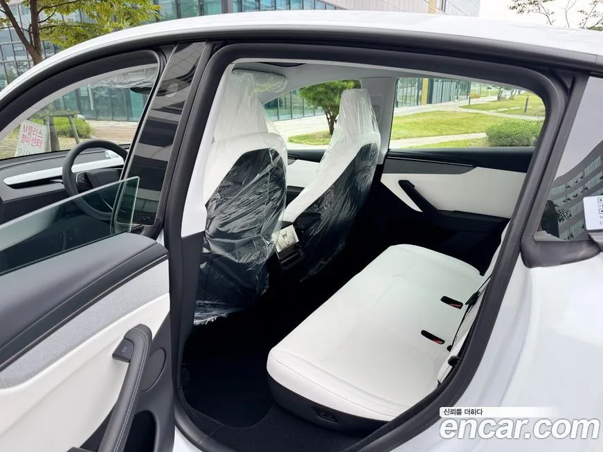 Tesla Model Y — фото 10