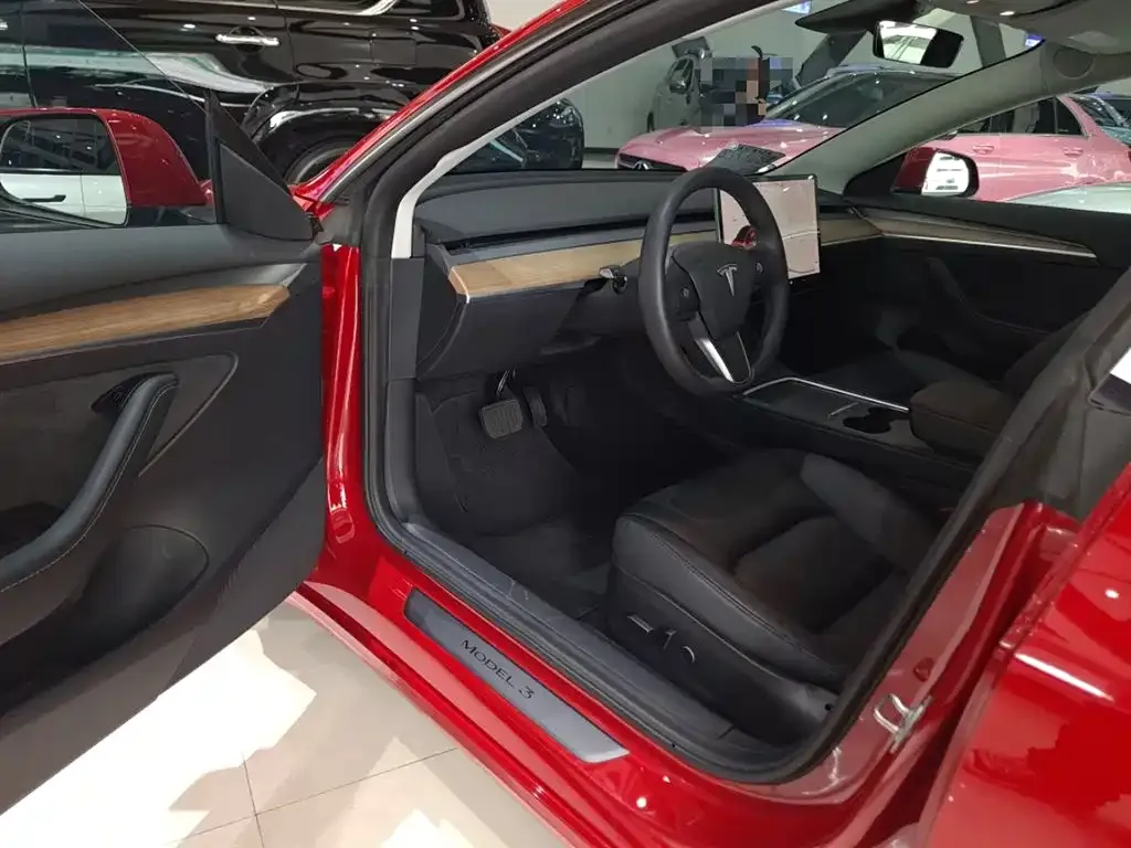 Tesla Model 3 — фото 9