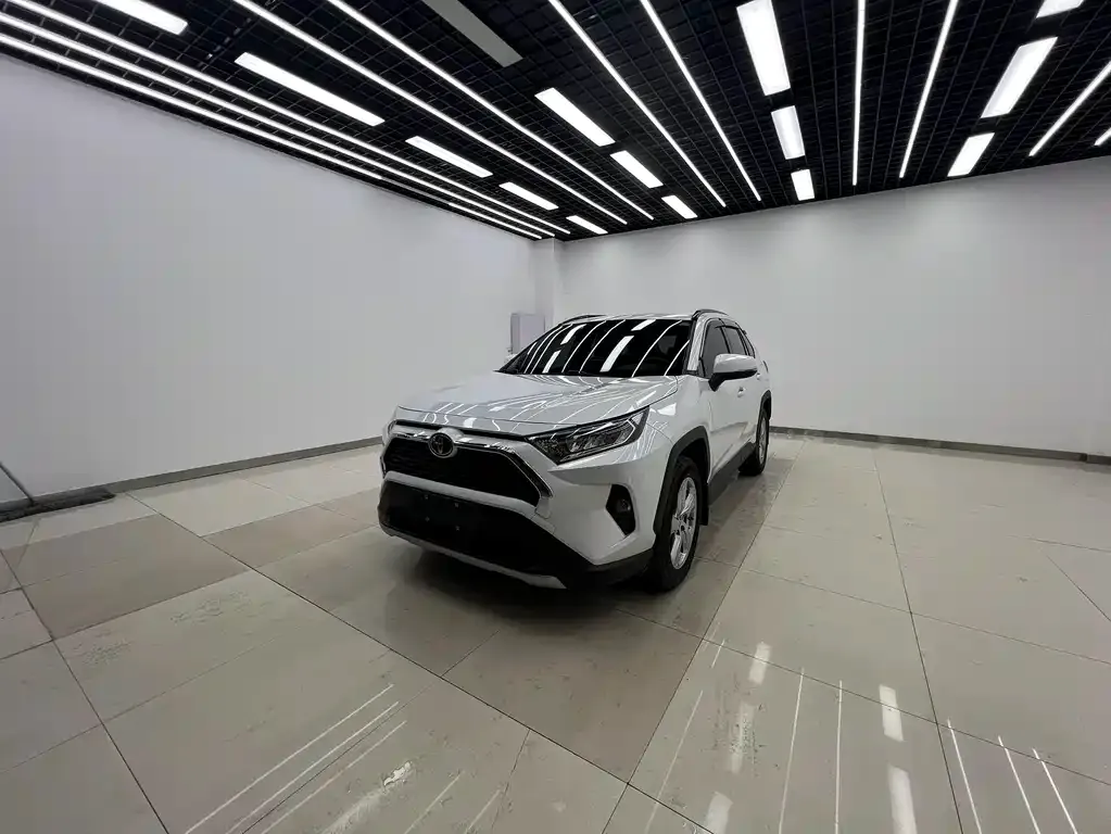Toyota RAV4 — фото 1