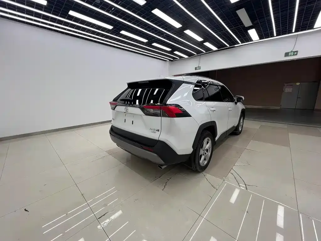 Toyota RAV4 — фото 4