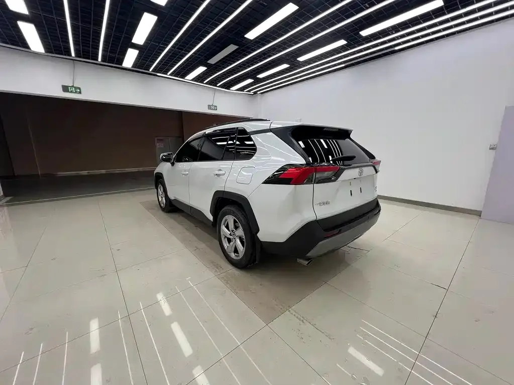 Toyota RAV4 — фото 6