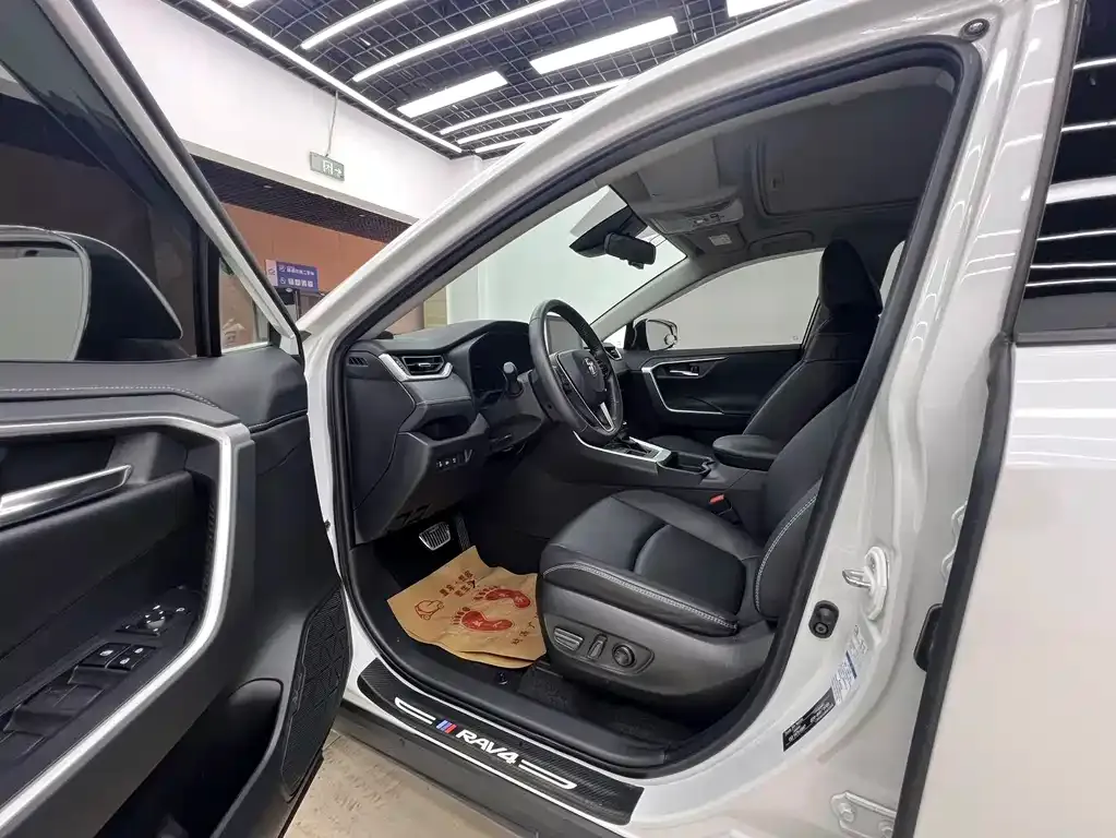 Toyota RAV4 — фото 8