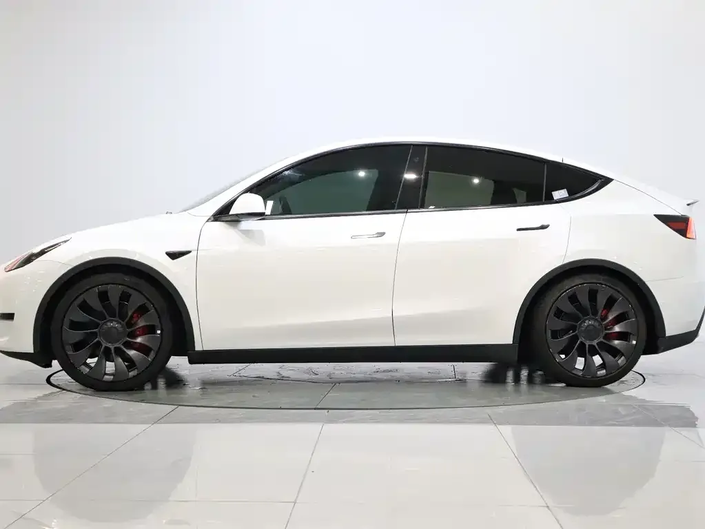 Tesla Model Y — фото 5