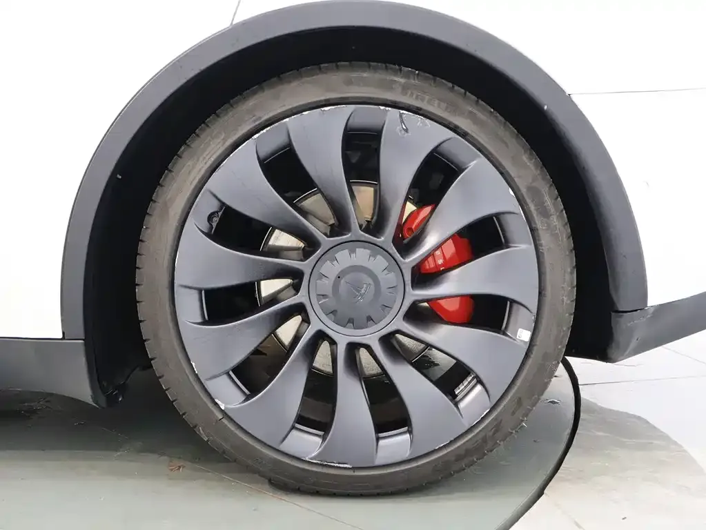 Tesla Model Y — фото 8