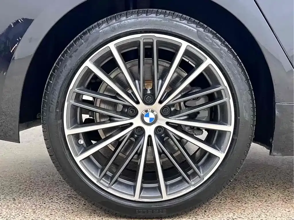 BMW 5 Series — фото 9
