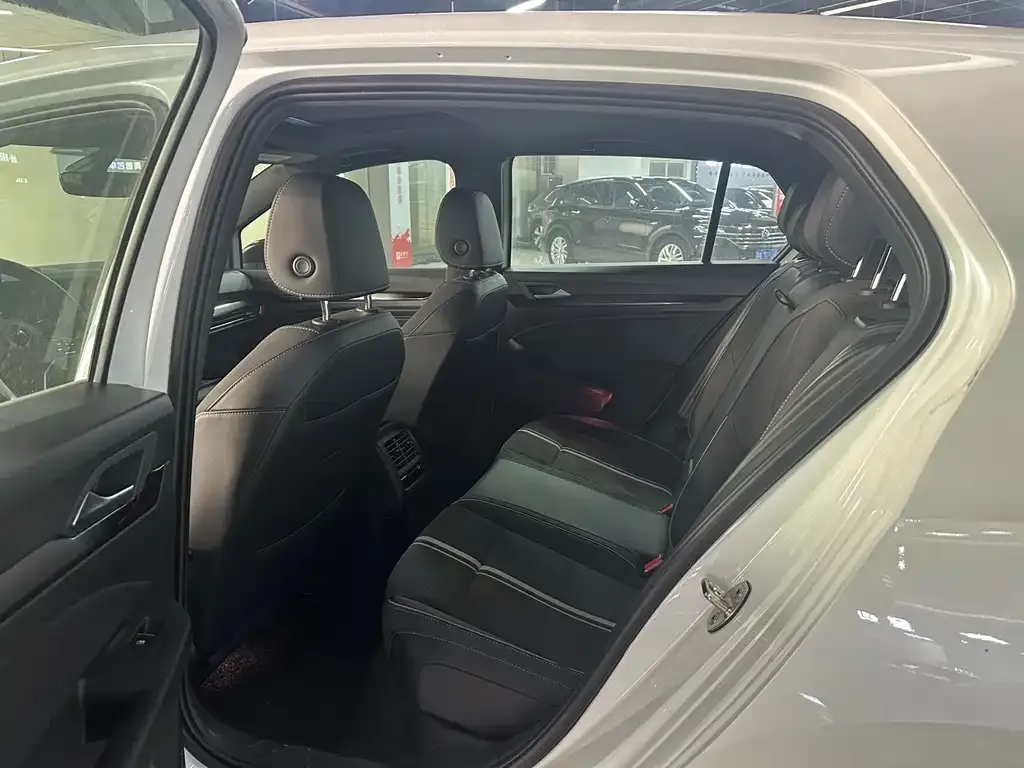 Volkswagen Golf 2024 из CN, фото 4