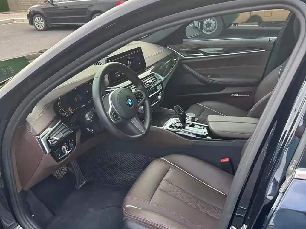 BMW 5 Series 2022 из CN, фото 10
