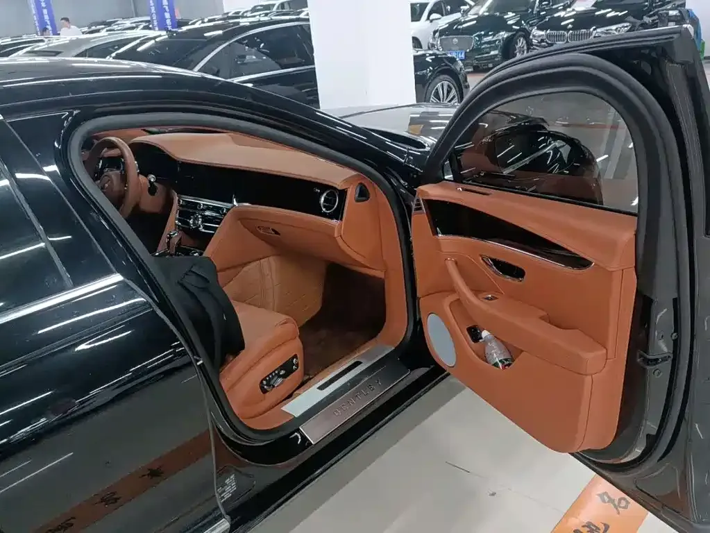 Bentley Flying Spur — фото 4