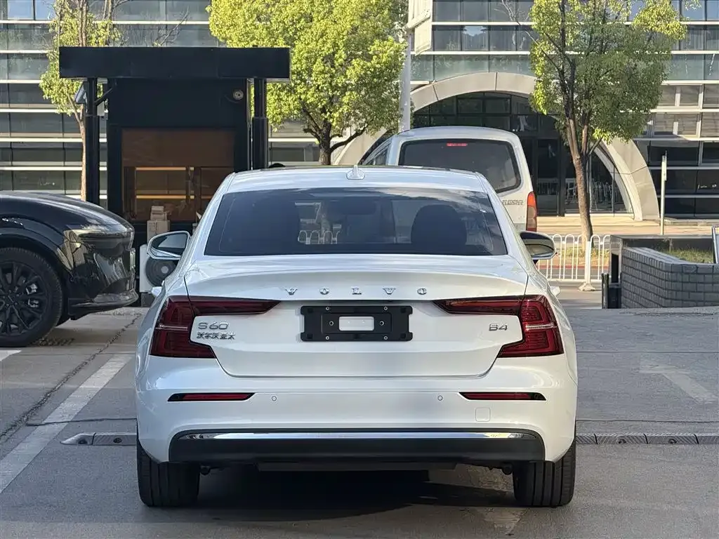 Volvo S60 2024 из CN, фото 4
