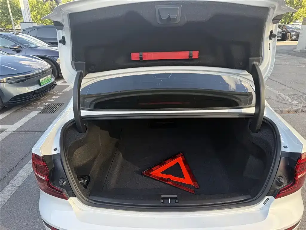 Volvo S60 2024 из CN, фото 8