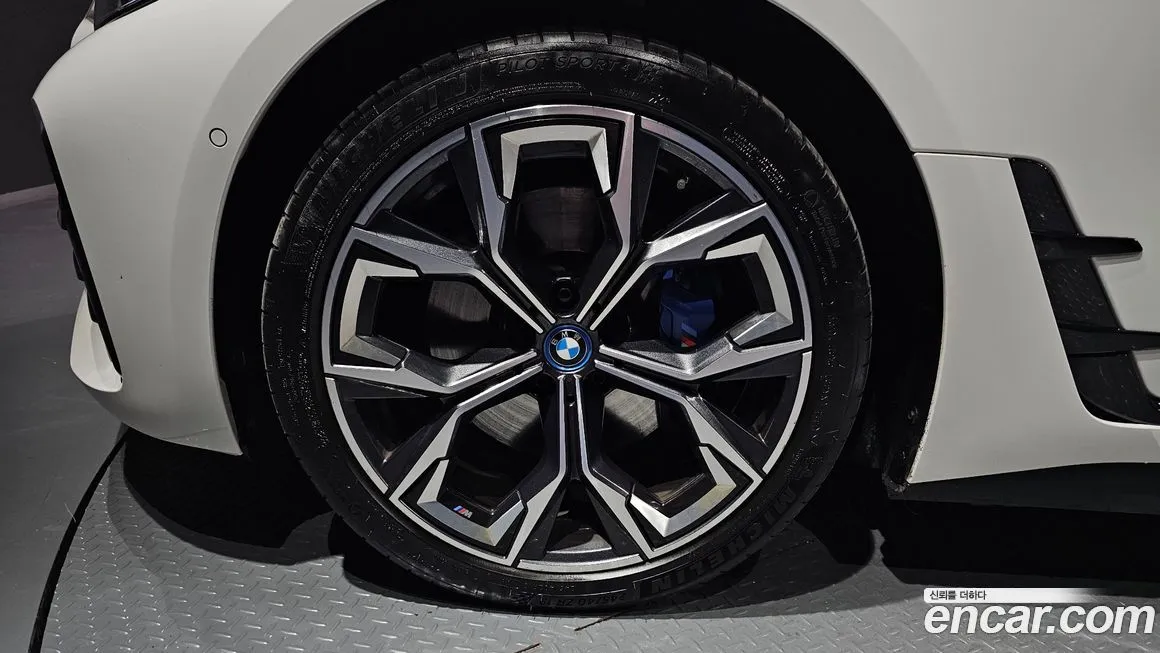 BMW i4 — фото 5