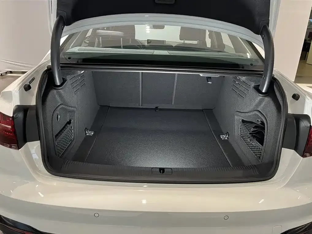 Audi A4L 2021 из CN, фото 6