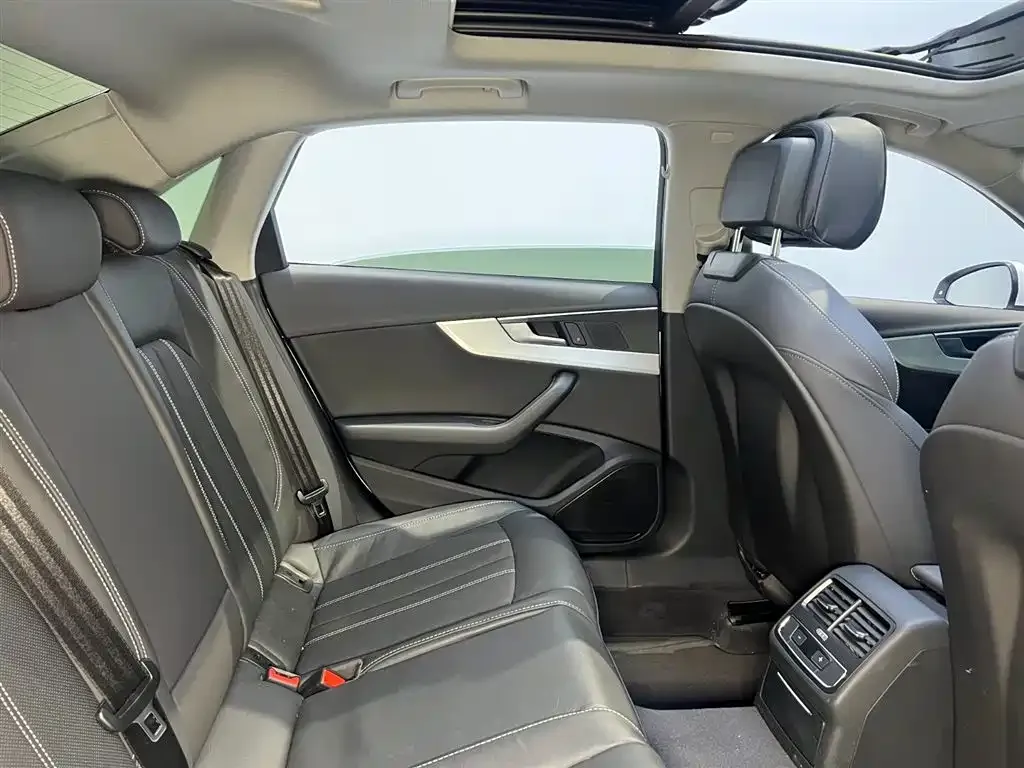 Audi A4L 2021 из CN, фото 8