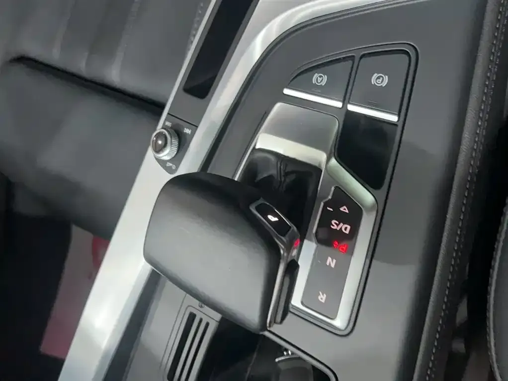 Audi A4L 2022 из CN, фото 2