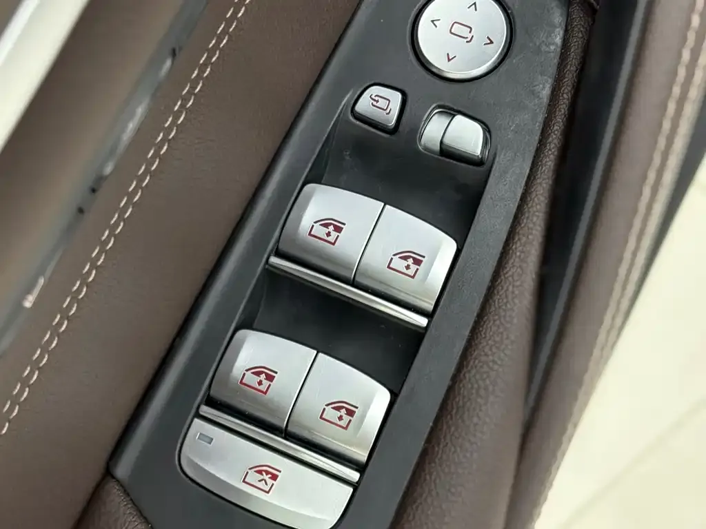 BMW 5 Series 2023 из CN, фото 10