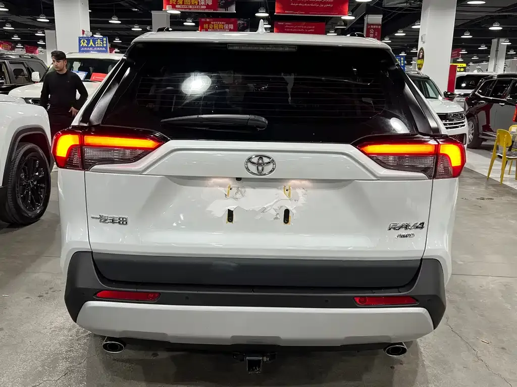 Toyota RAV4 2023 из CN, фото 4