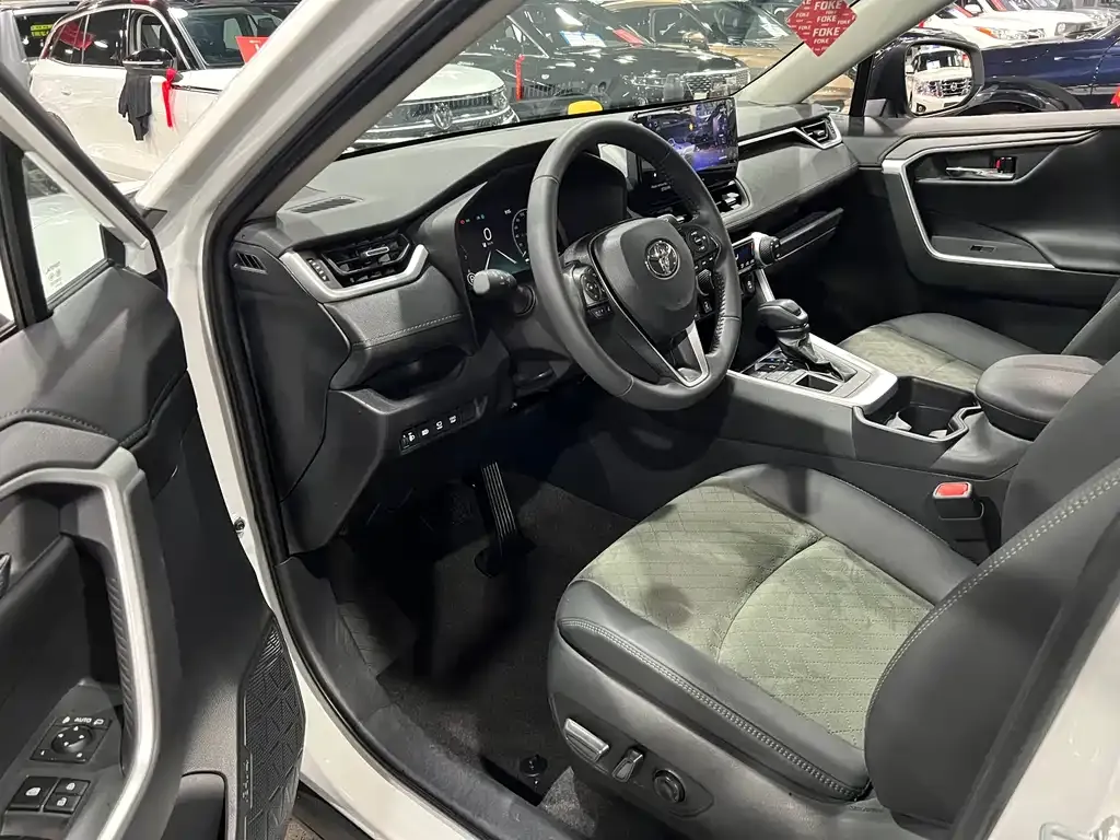 Toyota RAV4 2023 из CN, фото 9
