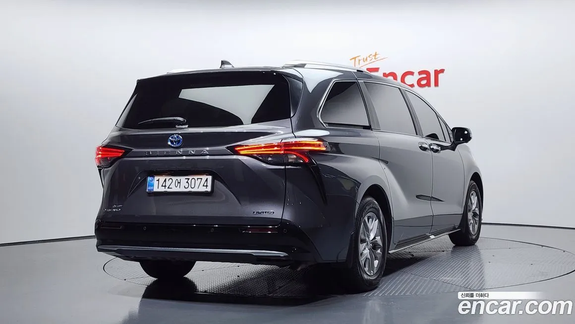 Toyota Sienna — фото 2
