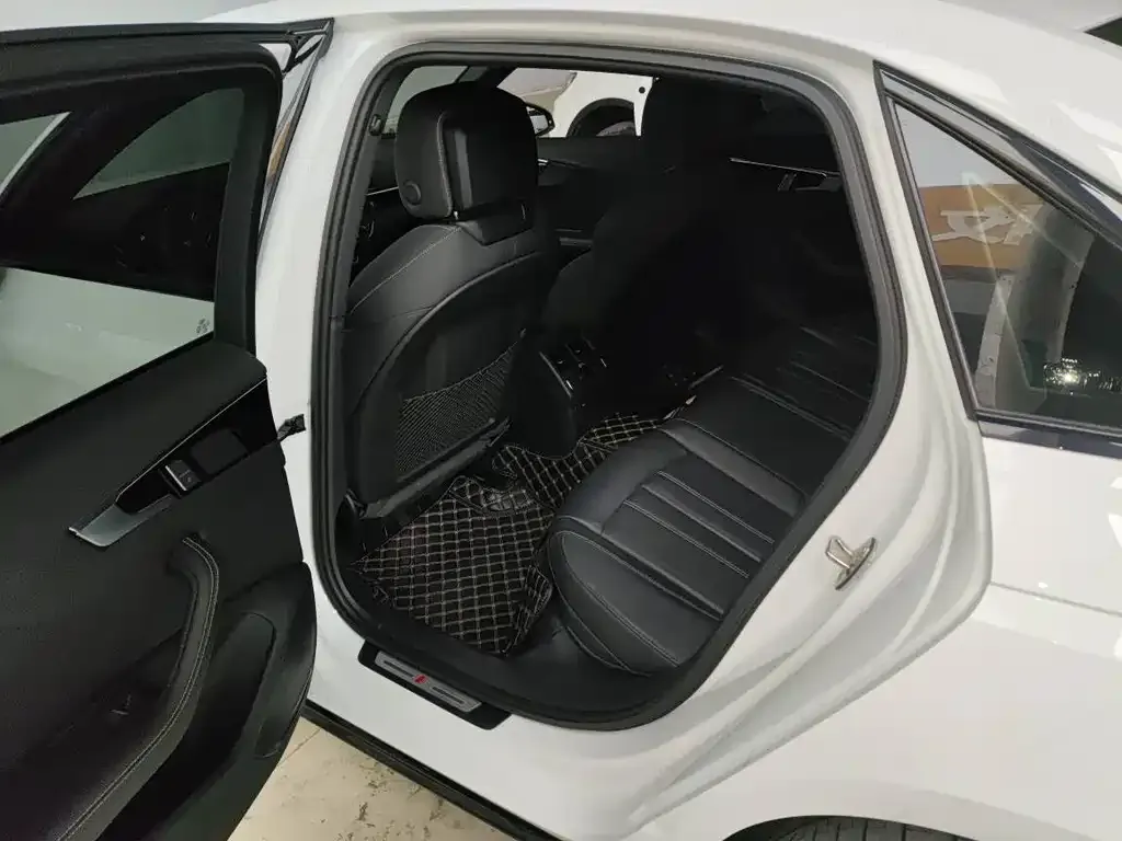 Audi A4L 2024 из CN, фото 8