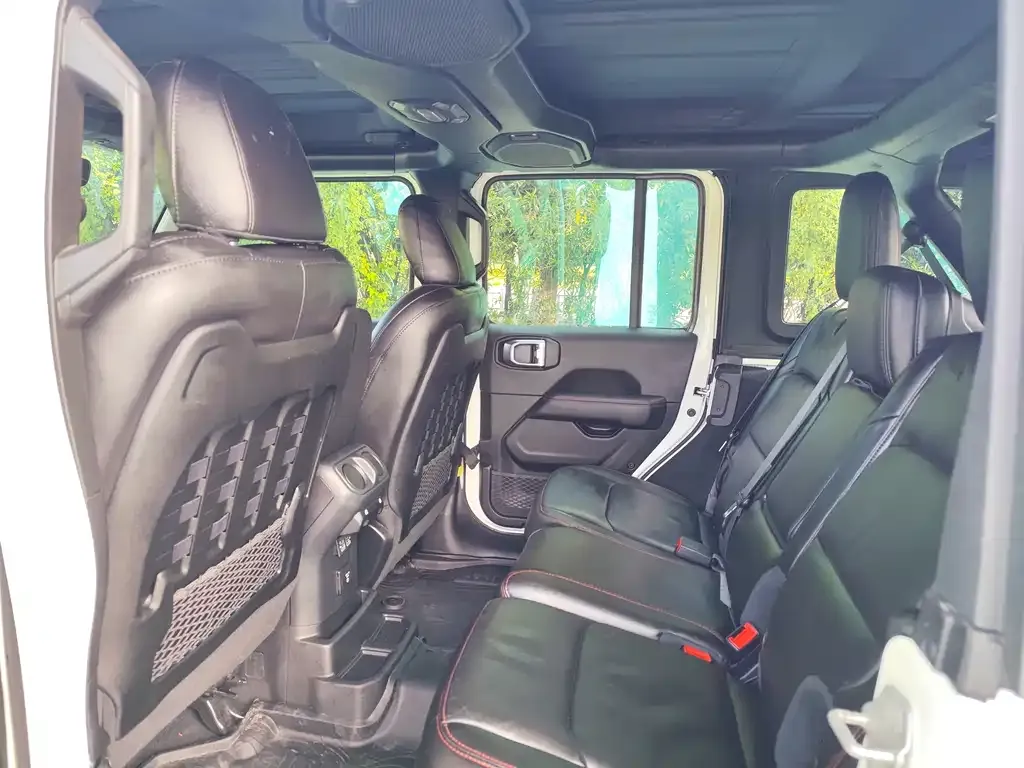 Jeep Wrangler — фото 10